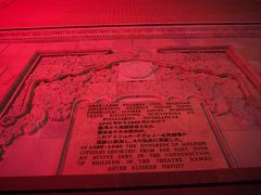 地球の歩き方片手に20分ほど歩いて「ナヴォイ劇場」までやってきました。
ウズベキスタンに来る前に元在ウズベキスタン日本大使の中山恭子さんが執筆された“ウズベキスタンの桜”という本を読んでいたのでどうしてもここに来たかったんですよね～
この劇場は、第二次世界大戦後のシベリア抑留で強制労働をさせられた日本人と現地のウズベク人の方がつくった劇場なのです。
ソ連時代なので、レーニンを称えるものとして建築されたそうです。
この劇場は、予定よりも1年も早く完成し、さらにはタシケント大地震も乗り越え、現在に受け継がれています。
ナヴォイ劇場の外壁には、日本語で説明書きがあるんですよ～
こんなところでウズベキスタンと日本がつながっているなんて嬉しいな～