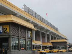 １５時５０分、台北の松山国際空港に到着。
台北には２つの国際空港がありますが、松山空港は市街地に近い便利な空港です。
東京でいえば羽田空港にあたるでしょう。