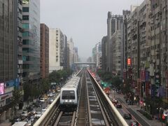 台北のMRTです。
市街地では大半は地下を走りますが、路上を走るところも多い路線です。