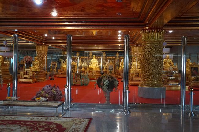 4階にはルアン・ポーソッド像があります。<br /><br />まわりの像は金箔が貼られていますが・・