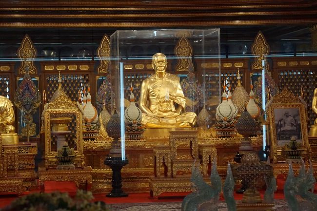 この像だけは<br />オール金で作られています！<br /><br />ガイドさんが1000ｋｇって言ってたような。<br />ってことは、50億円以上！？