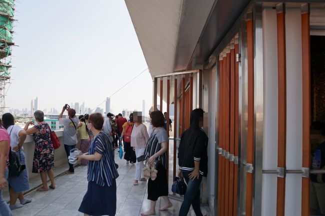 5階はテラスがあり外に出ることもできます。<br /><br />では次はランチ！