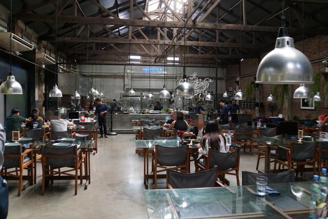 ベルトラの詳細情報には「今話題のおしゃれレストラン」<br />と書いてあったのですが、どうせツアーのごはんは<br />大したことないと思って、まったく期待してなかったのですが<br />オシャレじゃん！