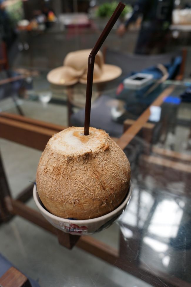 飲み物は別料金です。<br /><br />ココナッツジュースと