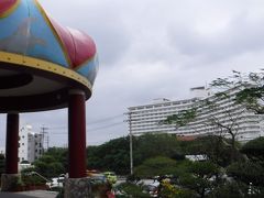 ロイヤルホテル沖縄残波岬の目の前に
紫いもタルトで有名な
お菓子御殿があって
寄ってみます。
向こうの白い建物がホテル。
歩いてでも行ける距離です。
