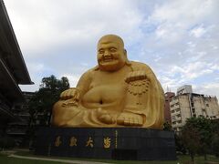 少し歩いて「宝覚寺」へ。
でっぷりした黄金の大仏さんが鎮座していました。