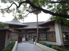 台中公園の池に浮かぶ湖心亭。日本統治時代に建造された建物だそうです。