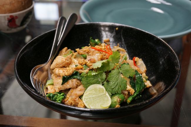 タイ風鶏肉入り平麺炒め（パッシーユ）です。<br /><br />どちらも美味しかった！！<br />ここはプライベートで来るのも全然ありな<br />お店でした。<br />他のメニューも食べてみたい！<br />大満足です！