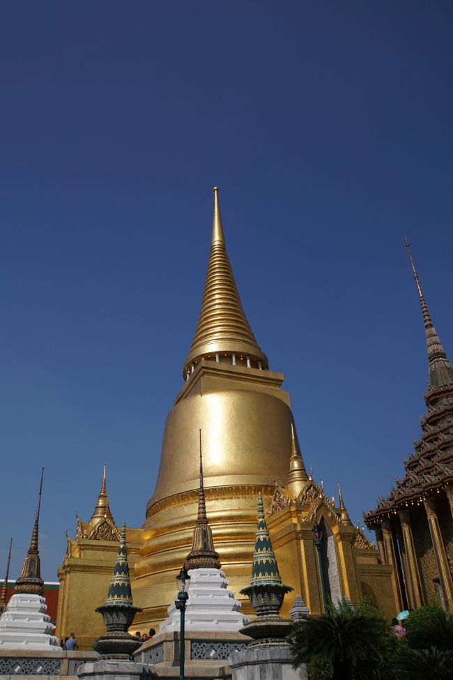 派手ですね～！<br />黄金の仏塔！