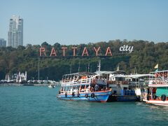 乗るのは、この木造船です。