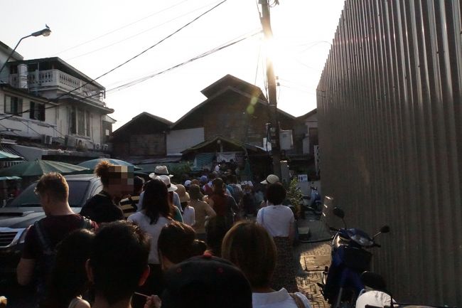 次はワットアルンに行くために船に乗ります。<br /><br />大行列で20分ほど待ちました。