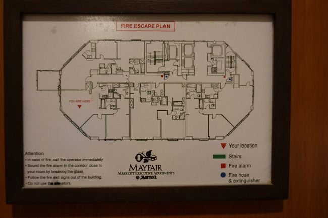 なんとかホテルに到着し、今日からは<br />2ベッドルームスイートの部屋です。<br /><br />1部屋減っちゃいました～<br /><br />2ベッドルームスイートを4泊で予約して<br />約30000バーツでした。<br />この部屋の広さを考えたら安い！！