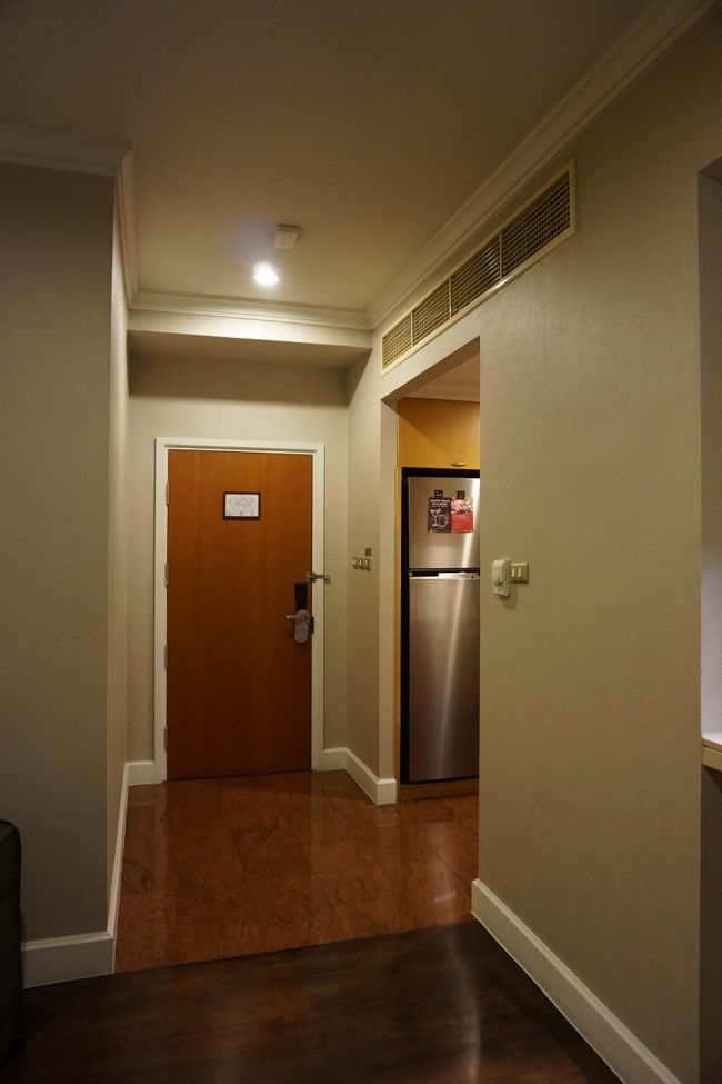 部屋から見た入口。<br /><br />右手にキッチンがあります。