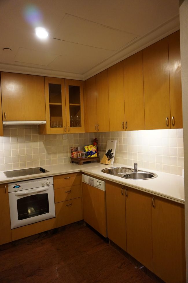 昨日より少し狭いキッチンですが、内容は変わらないです。