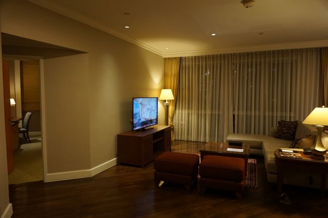 このソファは座りにくかったな。<br />すべりやすいソファでした。