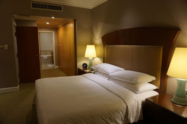 ベッドルームの奥に大量のクローゼットと<br />さらに奥はバスルーム。