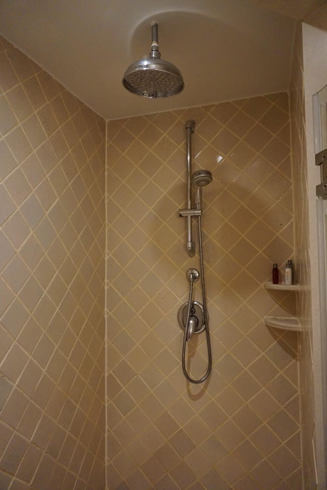 昨日の部屋と大差ないです。<br />3つあったベッドルームが2つになったぐらいです。<br /><br />シャワーの水圧はこの部屋のほうが<br />強かった。<br /><br />ではごはんを食べに行きます！