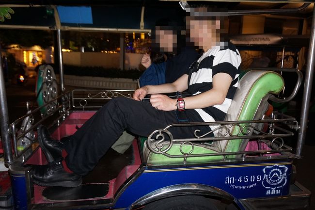 ホテル前で、ちょうど客を降ろしたトゥクトゥクの<br />運転手に乗らないか？と言われ<br />アマリンまで行きたいと告げると<br />そこなら150バーツだと言われ<br />100バーツなら乗ると言っても無理と言われ<br />なら120バーツでとなり、乗ることになりました～<br /><br />120バーツでも十分高いとはわかってますが<br />1回乗ってみたかったし、120バーツは500円もしないので<br />ＯＫです！<br />てか150バーツでも全然よかったんですけどね（笑）<br /><br />で、運ちゃんに写真を撮ってもらいました～。