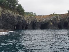 七ツ釜
遊覧船イカ丸で向かう洞窟。7つあるから七ツ釜。柱状節理の岩も見事。