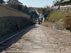 酢屋の坂の上から下って行き
下り切った場所が谷底部分
そしてまた塩屋の坂へと続く遊歩道です