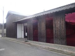 歩いて５～６分の豊島横尾館を見学します。（倉　母屋　納屋にアートされています。庭・トイレ・塔内もインスタレーションされています。）