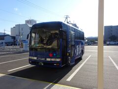 土庄港より観光バスに乗車します。（９：４５～１５：２５）４２００円