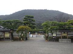 栗林公園（東門）（背景に紫雲山があり、６つの池と１３の築山を配し、４００年近い歴史を持つ江戸初期の回遊式大名庭園です。）