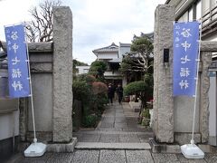 日暮里駅方向に暫く歩き石材店を右折し、すぐ長安寺。靴を脱いで本堂内へ。