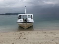 なんやかんやではての浜に上陸です。

はての浜は東洋一の「砂浜だけの島」。
久米島に近い方から「メーヌ浜」、「ナカノ浜」、「はての浜」だそうです。
３つの島を合わせて「はての浜」と呼ぶそうですね。
だいたいのツアーで上陸するのは「ナカノ浜」。私たちも「ナカヌ浜」。
３つの島ですが、水位が上がっていたり台風で砂が削られてしまい
満ち引きによって島が分裂してしまうこともあるそうです。
実際に私たちが行った時も「向こうまで歩いて行けたんだけどね」とガイドさん。