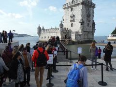 　ベレンの塔はテージョ川と大西洋の境にあり、海と川の両方を監視する要塞です。大西洋とテージョ川の絶景を高いところから眺めよう、と観光客が長い行列に並びます。