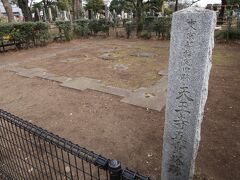 谷中霊園内を進み、交番を左折。公園のような場所が天王寺五重塔跡。幸田露伴の小説「五重塔」のモデルにもなりましたが、放火のより焼失したそう。今ここに五重塔があれば、この辺りの雰囲気も違っただろうなぁ。