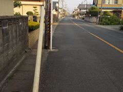 小坂井駅から旧東海道に戻り進みます。歩道がないので車に注意です。
6:15通過。