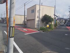 「御油追分」分かれ道です。特に標識も見当たりませんでしたが、左の道が旧東海道です。7:52通過。
