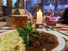 繁華街で夕飯、キャッチがいて入店。
この店ぼったくり店なので注意です！！
自分の予想は5000フォリントぐらいかと・・・。
勘定をすると『えっ？』ってな値段が
9000フォリントとか、ついでにチップを要求してくる。
9000フォリントも頼んでねーし。
面倒なので10,000フォリント払って帰りました。ま、4,000円程度なのでOK
ハンガリー国民一人当たりのGDPは20000ドルぐらいとの事
日本人の年収の半額ぐらいですかね、私はハンガリーでは金持ちに分類されますね