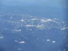 石鎚山系を過ぎて四国山脈の東に見えて来るのが剣山系。
写真の雪を頂いた山が剣山（1954m）でしょう。
