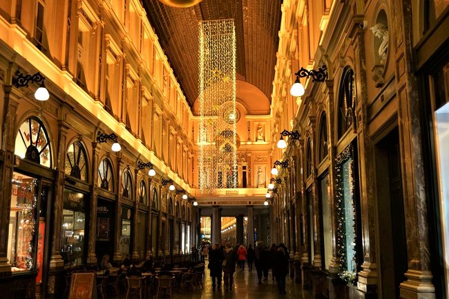 21時も近くなり、ほとんど店が閉まっていましたが、パッサージュの優雅な雰囲気を味わえました！