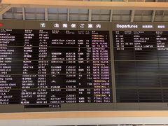 今回はカタール航空でドーハ経由でチュニジアに行きます。
成田国際空港　第２ターミナル３F です。
カタール航空に乗るのは2017年5月以来です。
前回乗ったときは、旅行中にカタールが周辺国に断交されて
行きと帰りの飛行ルートが違ったという
滅多にない経験しました。