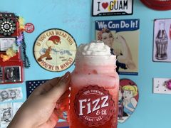 そしてバスに乗って、ずっと行きたかった「Fizz&Co」へ。
ぺこ＆りゅうちぇるも何度も来ているお店。
とにかく内装がかわいい～！