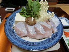 ときわ寿司でクエ鍋をお願いしました。雑炊がおいしかったです。刺身とお酒を少々たのんで2人で11500円。クエは高級魚なのに思いのほか安かったです。