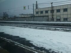 特急・北斗88号が森駅に停車しているところから。

小さく写っている駅名標の隣の駅は、「こまがたけ（駒ヶ岳）」と「いしや（石谷）」。
長万部方面の石谷駅はともかく（３年ほど前までは、桂川駅という駅があったりもしたのですが）、大沼・函館方面は駒ヶ岳駅だけなのか。
検索したりしてみた限り、配線の都合上、発着するホームに制約があるとかいうことはないみたいなのですが。