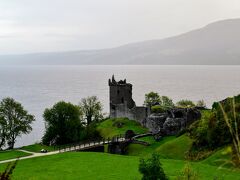 宿から10分の所で本来ハイランド観光の目玉でもあるアーカート城に到着。
残念ながらこちらの開門時間は9:30なので今回は駐車場から眺めるだけ。

歴史的には5世紀まで遡る可能性があるらしいけど、主だった現存の城址は13世紀のもの。日本で言えば鎌倉時代真っただ中。その後王城として使われたのち、没落しかけていました17世紀終わりにジャコバイト派（後述）が占拠するのを阻止するべく爆破して以後廃墟。

うーん、歴史の知識が浅い。やっぱり時間を作って資料館を見学するべきだった…。