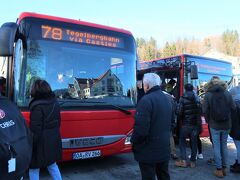 フュッセンからノイシュヴァンシュタイン城方面のバスはかなり混雑しますが、数台来るので焦らなくて大丈夫です。しかし、この日は道路が特別混雑していて40分遅れました。

参考までに主要区間のバス料金です。チケットは乗る際に運転手さんから購入出来ます。

＜バス料金＞
1.●Bahnhof , Füssen（フュッセン駅） - ●Schawangau , Hohenschwangau Neuschwanstein Ca（ノイシュヴァンシュタイン城の麓）：2,60 EUR

2.●Bahnhof , Füssen（フュッセン駅） - ●Schwangau , Tegelbergbahn（テーゲルベルク ロープウェイ乗場）：2,90 EUR

3.●Schwangau , Tegelbergbahn（テーゲルベルク ロープウェイ乗場）- ●Schawangau , Hohenschwangau Neuschwanstein Ca（ノイシュヴァンシュタイン城の麓）：1,60 EUR

 ※2019年12月時点