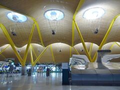 天井が印象的なマドリード空港。