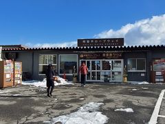 いろは坂を登り
明智平ロープウェイに到着
いろは坂から雪が残ってました

この日は風も強くロープウェイは運休でした