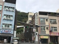 西子湾ね！ライトレールで向かいましょう！
光榮碼頭駅→哈瑪星駅	
50嵐で、大好きな金柑檸檬茶買って～
ライトレール駅から、真っ直ぐ歩いて10分程。
トンネルの入口が見えて来ました！
