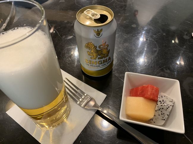 ラウンジでビール飲んでから