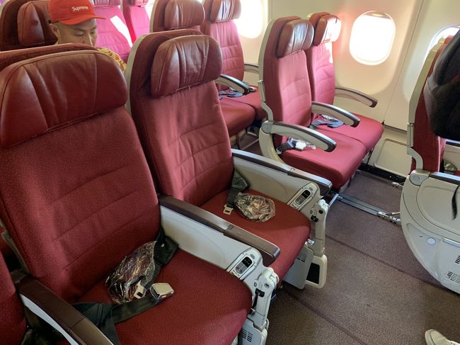 エコノミーは2-3-2で14D通路側の席