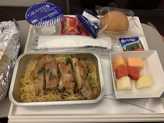 機内食のチキンヌードルはなかなかのお味♪