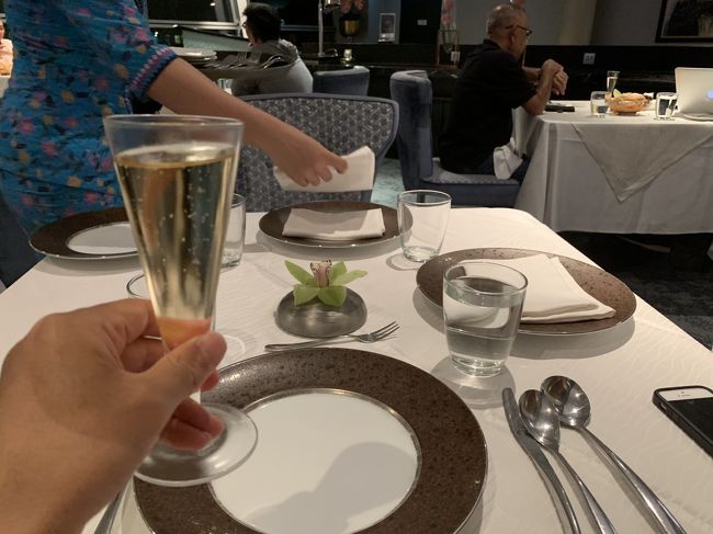 マレーシア航空ファーストラウンジのダイニングでまずはシャンペン
