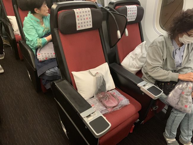JALの成田行きに搭乗<br />プレミアムエコノミーは2-4-2の17C通路側